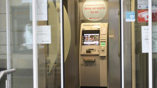 Konkurrenz für die deutschen Banken: Die britische Digitalbank Revolut holt den Bankautomaten aus der Versenkung.