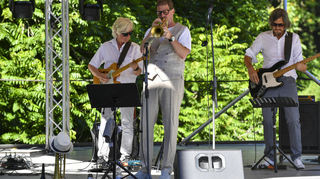 Trompeter Thomas Siffling mit Band auf der Mannheimer Seebühne.