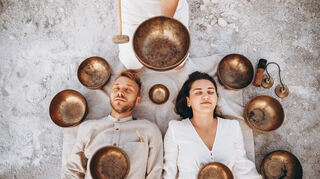 Beim Sound Healing wird mit gezielten Klängen gearbeitet, die über Instrumente wie Klangschalen, Gongs, Kristallschalen oder sogar die menschliche Stimme erzeugt werden.