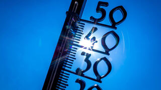 Knapp 40 Grad zeigt dieses Thermometer in der Sonne an. Über Hitzefrei an baden-württembergischen Schulen kann man allerdings schon nachdenken, wenn es um 11 Uhr bereits 25 Grad im Schatten hat.
