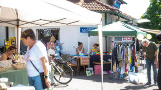 An der Post war viel los: Kinderschminken, Kleidung und Schmuck gab es hier für Jedermann zu kaufen.