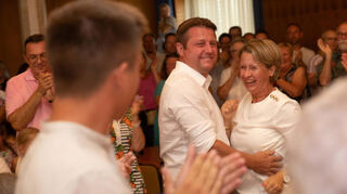 Strahlender Sieger: Alexander Scholl mit seiner Ehefrau Katrin, als das Ergebnis der Lampertheimer Bürgermeisterwahl am Sonntagabend kurz nach 19 Uhr feststand.