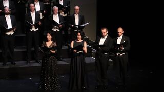 Seunghoo Kho (Sopran), Shachar Lavi (Mezzosopran), Rafael Helbig-Kostka (Tenor) und Ilya Lapich (Bariton) vor dem Opernchor des Nationaltheater Mannheim beim Benefizkonzert des Nationaltheater Mannheim.