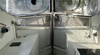 Die Küche ist im „SolarButterfly“ vorne verbaut. Während der Fahrt werden die „Augen“ nach unten eingeklappt.