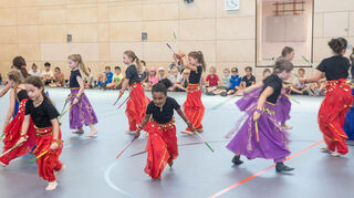 Bei der Einweihung der frisch sanierten Turnhalle geht’s rund: Diese Tanzgruppe entführt die Zuschauer direkt nach Bollywood.