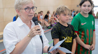 Schulleiterin Dagmar Arzberger führt mit den beiden Sprechern des Schülerparlaments, Luke und Hayat, durchs Programm.