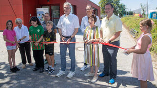 Aus dem roten Band werden lauter kleine Schnipsel: Die Bobstädter Turnhalle ist eingeweiht.