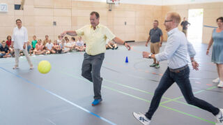 Die Erwachsenen – hier ist Boris Wenz am Ball – geben beim Fußballtennis alles, verlieren aber trotzdem.