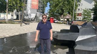 Lothar Quast (SPD), am Brunnen auf dem Marktplatz im Mannheimer Stadtteil Rheinau.