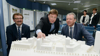 Lothar Quast (M.) beim Architektenwettbewerb für den Bau des Neues Technisches Rathaus GBG-Chef Karl-Heinz Frings (l.) und Obrbürgermister Peter Kurz.