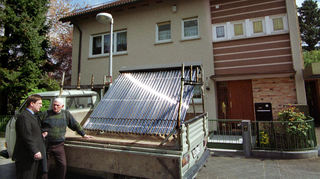 Umwelt- und Klimaschutz anno 2001: Lothar Quast (l.) mit Anwohner Werner Fillbrunn, der in Mannheim-Seckenheim als einer der ersten eine Solaranlage installierte.