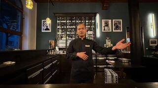 Mit einladender Geste: Noppon Matphonthong an der Bar seines Restaurants Toulon.