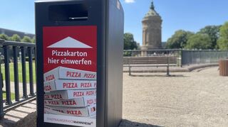 Neuerdings gibt es an der Wasserturmanlage in Mannheim einen Pizzakarton-Mülleimer.