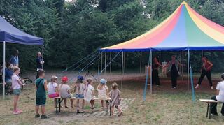 Kinder schauen der Tanzgruppe „verLOCKend“ zu.
