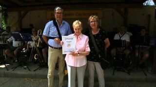 Elvira Schmid (Mitte), die Zöllnerin 2025, mit Thomas Steitz und Gudrun Müller.