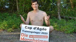 Dieses Bild von sich fügte Julien Ferrat seiner Pressemitteilung über sein „Trainingslager mit Outdoor-Sex“ hinzu.
