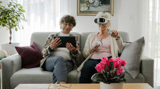 Das Heidelberger Medizin-Start-up living brain setzt auf Reha-Therapien mit virtueller Unterstützung. Hier trainieren zwei Seniorinnen, zum Beispiel mit VR-Brille.