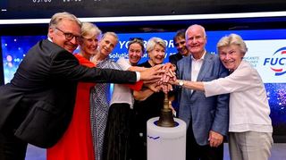 Läuten die Glocke an der Frankfurter Börse (von links): Konzernchef Stefan Fuchs, Susanne Fuchs (Aufsichtratsmitglied und Schwester von Stefan Fuchs), Andrea Fuchs (Frau von Stefan Fuchs), Kathrin Dietz (Cousine von Stefan Fuchs), Lilo Fuchs (Frau von Manfred Fuchs), Christian Seyfert (Cousin von Stefan Fuchs), Manfred Fuchs und Renate Hartig (eine der Schwestern von Manfred Fuchs).