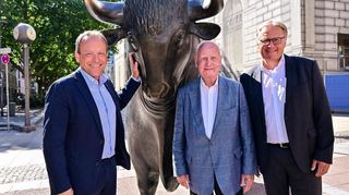 Fuchs-Aufsichtsratsvorsitzender Christoph Loos (v.l.), Manfred Fuchs und Stefan Fuchs vor der Frankfurter Börse.
