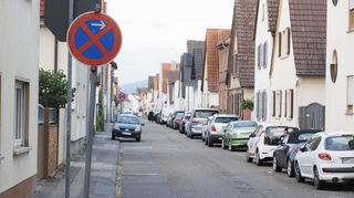 Weil ein Fahrzeug der Müllabfuhr zuletzt nicht mehr durchkam, dürfen Autofahrer ihren Pkw in der Waldstraße momentan nur noch einseitig abstellen.