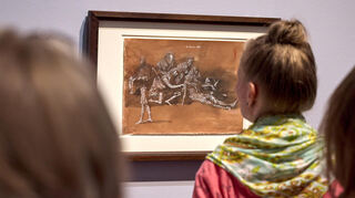 Blick in die Ausstellung „Werner Tübke. Metamorphosen“ im Frankfurter Städel. Zu sehen ist „Der Tod des Zauberers“ von 1984, Pinsel auf rotbraun gestrichenem Velinpapier.