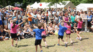 Am Wochenende wird in den Mannheimer Stadtteilen nach Kräften gefeiert. Im Bild die Gio Dancing Gruppe im Lindenhöfer Lanzpark.