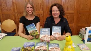 Am Signiertisch: Links Anna Merati, rechts Catherine Duval bei der 6. Lindenhöfer Kriminacht.
