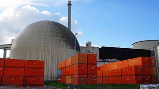 Kernkraftwerk Biblis Ende 2022: Die beiden Reaktorblöcke (hier Block B) werden entkernt. In den orangenen Containern soll Abbruchmaterial kurzfristig zwischengelagert werden.