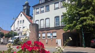 Das Rathaus in der Ilvesheimer Schlossstraße. Umbauarbeiten sollen dafür sorgen, dass der bestehende Platz besser genutzt wird.