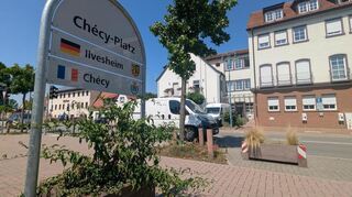 Das Ilvesheimer Rathaus liegt am Chéy-Platz, benannt nach der französischen Partnergemeinde an der Loire.