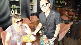 Duy Anh Nguyen bietet im „Koyaa“ asiatische Fusion-Küche und traditionelle Sushi-Kunst in einem exotischen Ambiente.