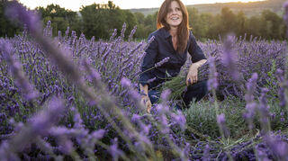 Anne Gaul zwischen ihrem blühenden Lavendel.
