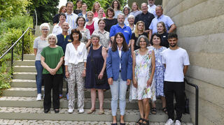 Von engagierten Damen bedacht: Gruppenbild der Empfänger der Spenden des Deutsch-Amerikanischen Frauenarbeitskreises im Luisenpark.