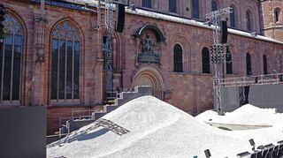 Rund 600 Tonnen Kies wurden vor dem Wormser Dom aufgeschüttet und zu einem Bühnenbild modelliert. Die Schauspieler werden in den Kieshügeln spielen und sie verformen.