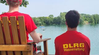 Wachgänger der DLRG haben einen wachsamen Blick auf den Badesee in Heddesheim.