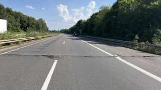 Auf der A5, zwischen Zwingenberg und Bensheim, in Fahrtrichtung Süden, hat sich die Fahrbahndecke gehoben.
