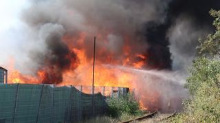 In einem Entsorgungsbetrieb war das Feuer auf der Friesenheimer Insel ausgebrochen.