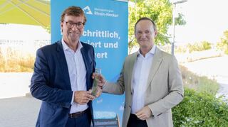 Die symbolische Übergabe des Staffelstabs zwischen dem alten und dem neuen Vorstandsvorsitzenden des Vereins Zukunft Metropolregion Rhein-Neckar (ZMRN): Uwe Schroeder-Wildberg (l.) und Uwe Liebelt.
