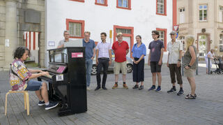 An mehreren Orten in der Stadt stehen nun Klaviere und laden zum Spielen ein. Zum Start der Aktion setzte sich Joannis Schadeck auf dem Ebertplatz an die Tasten. Einer Anwohnerin missfiel dies jedoch.