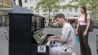 Auf dem Ebertplatz spielt Daniel Geisler das öffentliche Klavier.