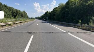 Auf der A5, hat sich zwischen Zwingenberg und Bensheim in Fahrtrichtung Süden die Fahrbahndecke gehoben. Die Autobahn ist aktuell gesperrt.