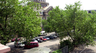 So sah der Herschelplatz vor dem Umbau um das Jahr 2000 aus. Autos parken jetzt keine mehr an der Oberfläche, aber Bäume gibt‘s auch nicht mehr.