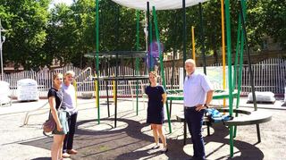 Über die neue Kletteranlage auf dem Herschelplatz freuen sich Bauleiterin Daniela Machmer (von links), Projektleiterin Marit Reichelt, Sonderschulrektorin Nicole Mastenbroek und Thomas Hebsacker von Firma Emsland Spielgeräte