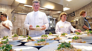 Harald Wohlfahrt mit dem Ersten Gang: Törtchen von mariniertem Flusskrebs und Surimi mit glaciertem Apfel, Kräuterspitzen und Sesam-Kimchi.