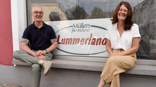 Thomas und Sandra Müller vor dem neuen Standort der Bio-Bäckerei Lummerland in Feudenheim. Ab Anfang Oktober soll in der Hauptstraße 41 a wieder Brot gebacken werden.