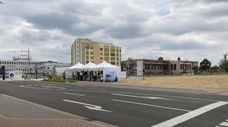 Der Eingangsbereich von Roche in der Sandhofer Straße. Etwa auf der Höhe der Zelte soll der Neubau entstehen, dahinter der Landschaftspark.