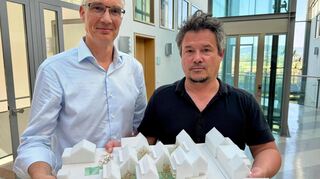 Projektentwickler Jan Papenhagen (l.) und Architekt Peter Bender mit dem Modell ihres Projektes „Edinger Höfe“ in der Hauptstraße/Ecke Grenzhöfer Straße (vorn).
