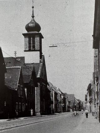 Historische Aufnahme der katholischen Kirche in Edingen, die an der Hauptstraße (Ecke Grenzhöfer Straße) stand und Anfang der 1960er Jahre abgerissen wurde.
