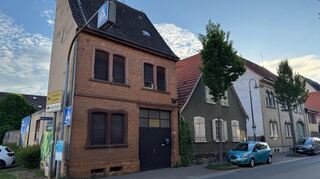 Diese beiden Häuser an der Hauptstraße in Edingen im Eigentum der Gemeinde sollen abgerissen werden, um Platz für einen Neubau zu machen. Links davon stand bis in die 1960er Jahre die alte katholische Kirche.