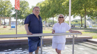 Fühlen sich als Senioren in Viernheim wohl: Der 77-jährige Erwin Lang und seine Frau Barbara (82) in der Kneipp-Anlage des Familiensportparks West.